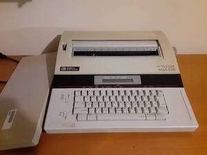 lot 8044 image: Vintage Mark XVIII Typewriter  Smith Corona  Spell Right Digital Dictionary