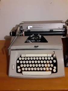 lot 8045 image: Vintage Deluxe Typewriter  Smith Corona  Space-O-Matic 75