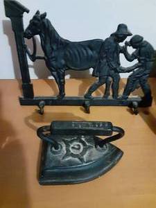 lot 8067 image: Lot of 2 Cast Iron Pieces  Sad Iron and Wall Hooks