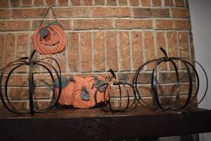 lot 7062 image: Lot of 5 HalloweenFall Decor Items  Metal Pumpkins, Metal Pumpkin Wall Hangings