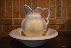 lot 7076 image: Vintage Lot of 2 Wash Basin and Pitcher