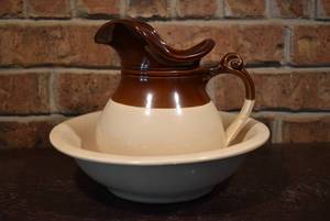 lot 7086 image: Vintage Lot of 2 Wash Basin and Pitcher  McCoy 7515  Brown Drip Glaze