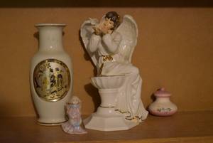lot 8020 image: Lot of 4 Porcelain Pieces  Gold Inlay Geisha Vase, Angels and Small Pot