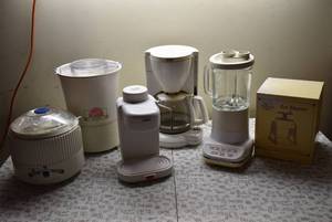 lot 8069 image: Lot of 6 Small Kitchen Appliances  Juicer, Can Opener, Ice Shaver, Coffee Maker and more