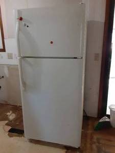 lot 3621 image: Kenmore Refrigerator - Working & Recently Cleaned (See New Photos)  Located on Main Floor  65.5x31.5x30