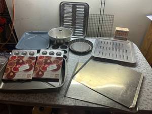 lot 8076 image: Lot of 14 Cooking Pans, Molds, & Sheets