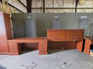 lot 4233 image: Executive Desk w Top Hutch&nbsp