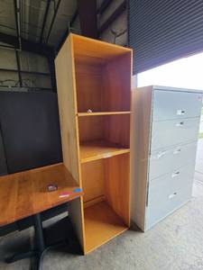 lot 4244 image: Wooden Bookshelf w Adjustable Shelves