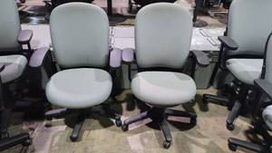 lot 35128 image: Lot of 2 Adjustable Grey Office Chairs