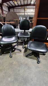 lot 35132 image: Lot of 3 Leather Adjustable Office Chairs - No Arms