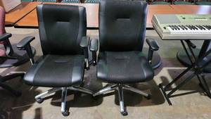 lot 35137 image: Lot of 2 Leather and Mesh Adjustable Office Chairs