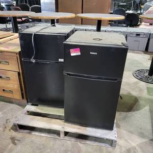 lot 35300 image: Galanz Mini Fridge & Micro Fridge