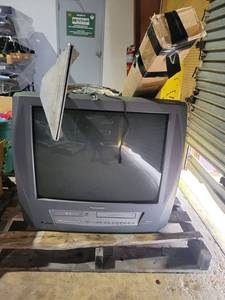 lot 35316 image: Palette Lot of Misc - Panasonic TV - Wooden Manger - Sprayer