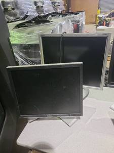 lot 35321 image: Lot of 2 Dell Monitors