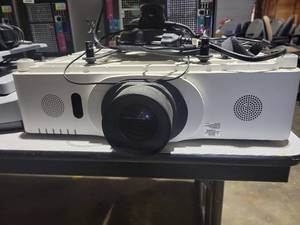 lot 35328 image: Hitachi LCD Projector with Screen