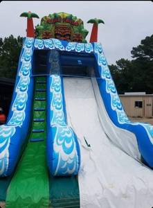 lot 35232 image: Tiki Water Slide Inflatable - with Blower - There is a hole in the seem Between slide and Bounce