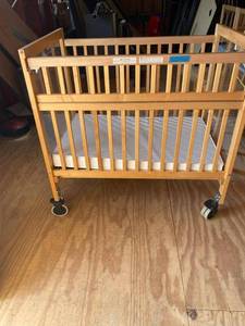 lot 4506 image: Crib on Casters