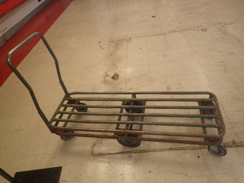 lot 4256 image: 6 Caster Equipment Cart