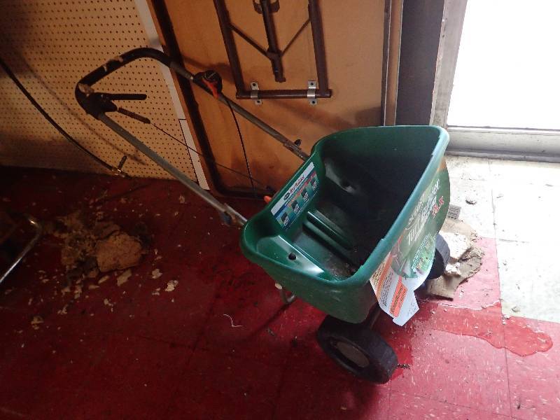 lot 4297 image: Lawn Seed Spreader