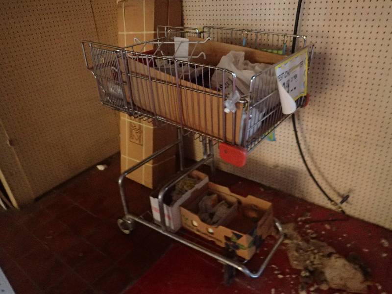lot 4298 image: Folding Metal Wire Shopping Cart