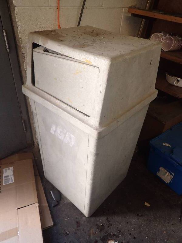 lot 4359 image: Fiberglass Trash bin w Swing Lid