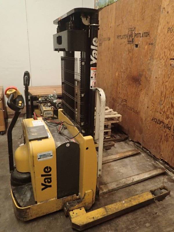 lot 4367 image: Yale Walk Behind Electric Fork Lift Model MSW025SEN24TV072