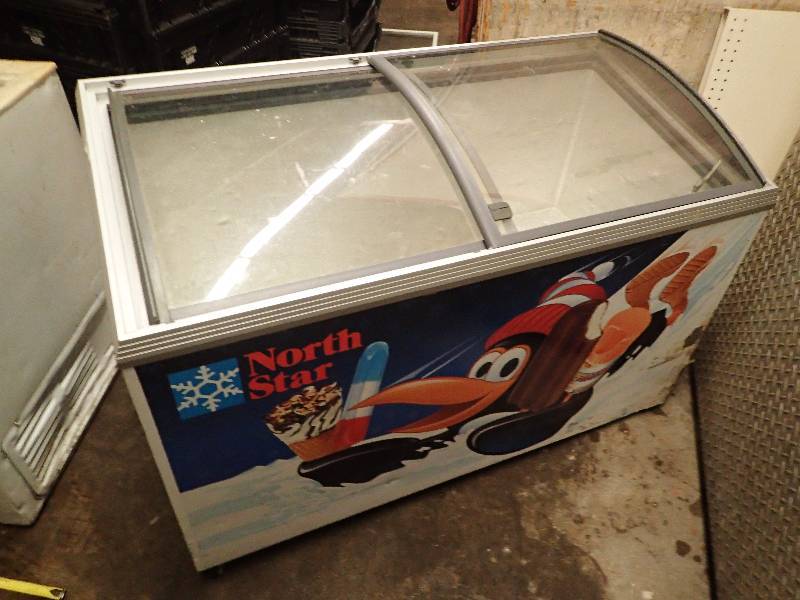 lot 4380 image: Caravell Double Sliding Door Show Case Dipping Cabinet