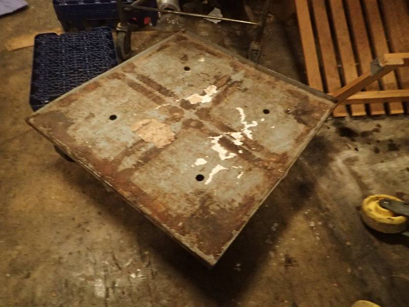 lot 4344 image: Metal 4 Wheel Equipment Dolly