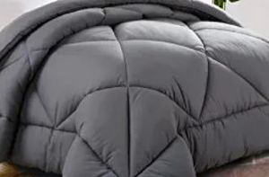 lot 1911 image: Grey Comforter