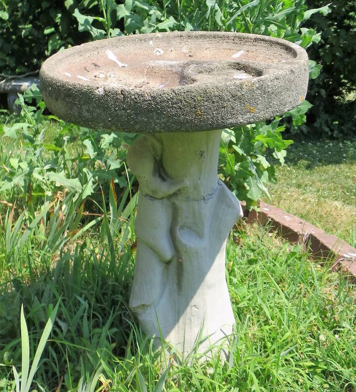 lot 127 image: Concrete Birdbath
