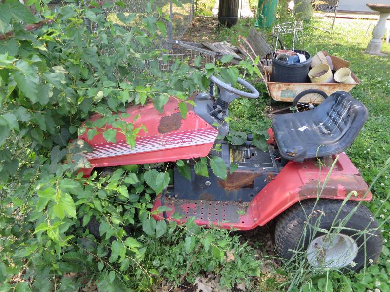 lot 136 image: Riding Lawnmower For Parts or Scrap