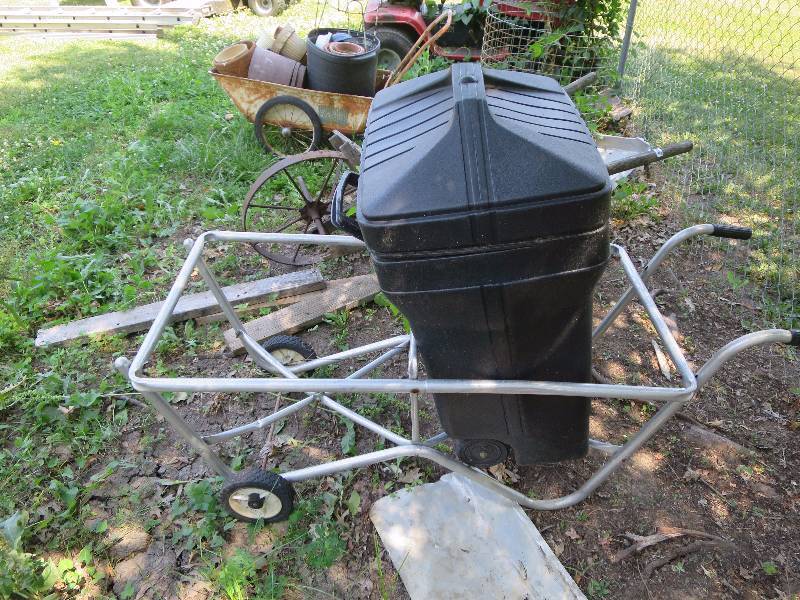 lot 138 image: Trash Can Dollie