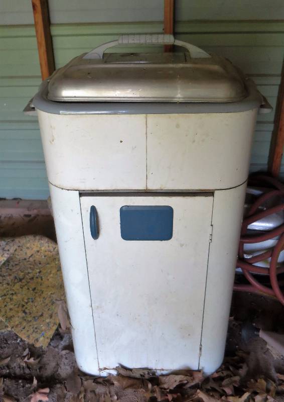 lot 145 image: Electric Skillet with Stand