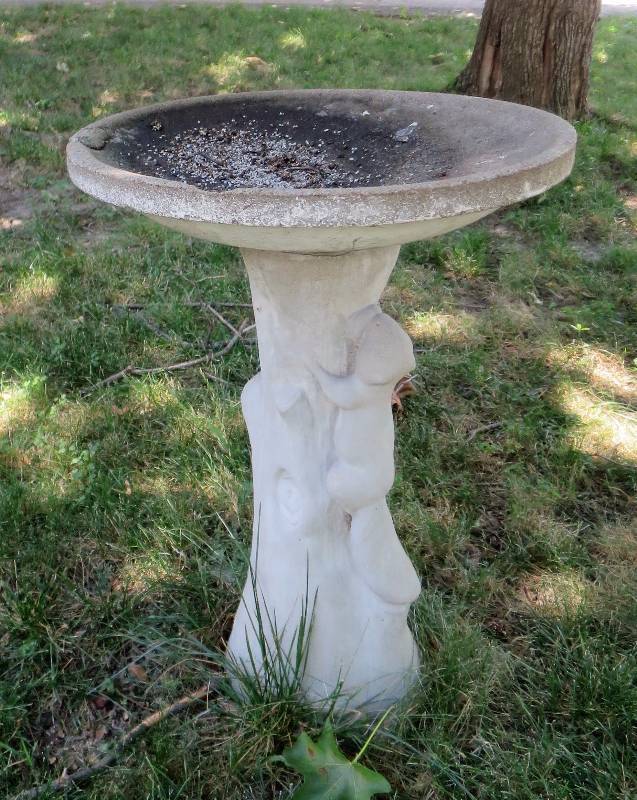lot 164 image: Concrete Birdbath Ornate