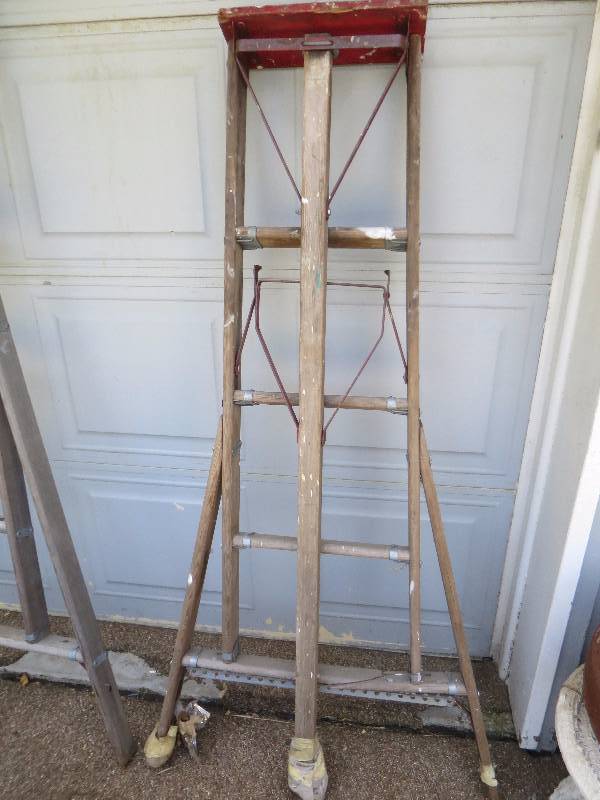 lot 191 image: Wooden Tripod Ladder