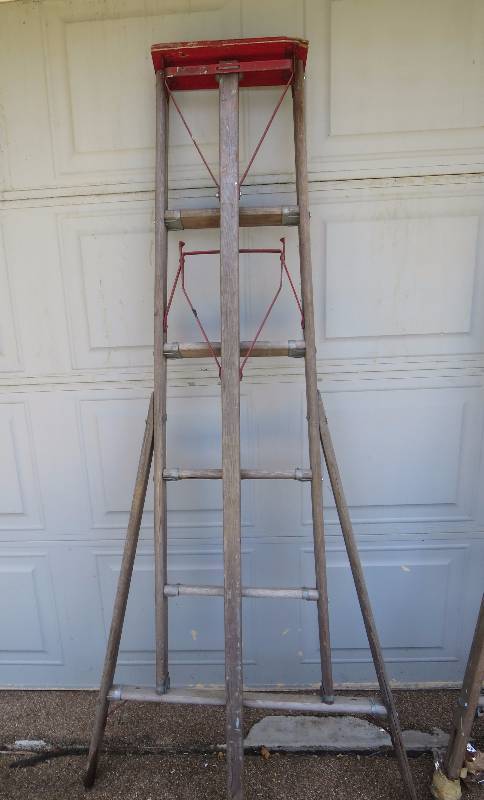 lot 192 image: Wooden Tripod Ladder