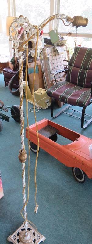 lot 203 image: Brass Floor Lamp