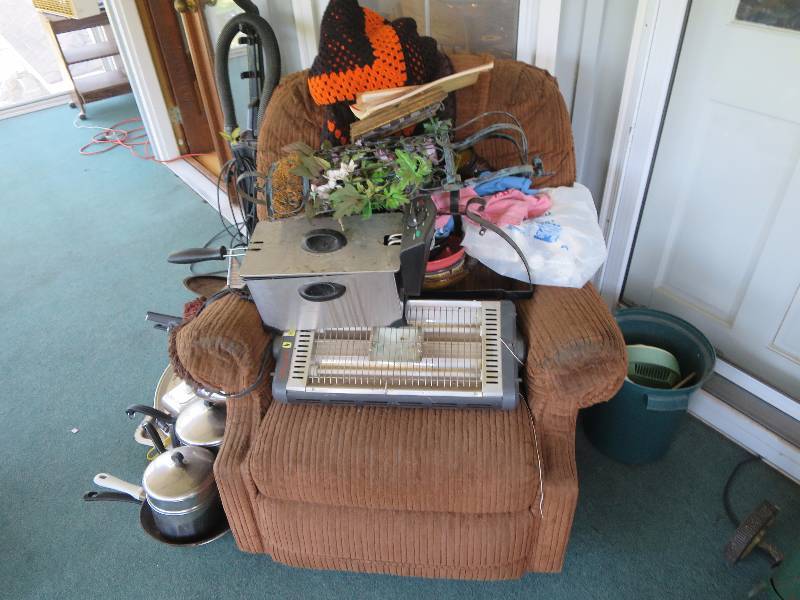 lot 204 image: Large Lot of Stuff