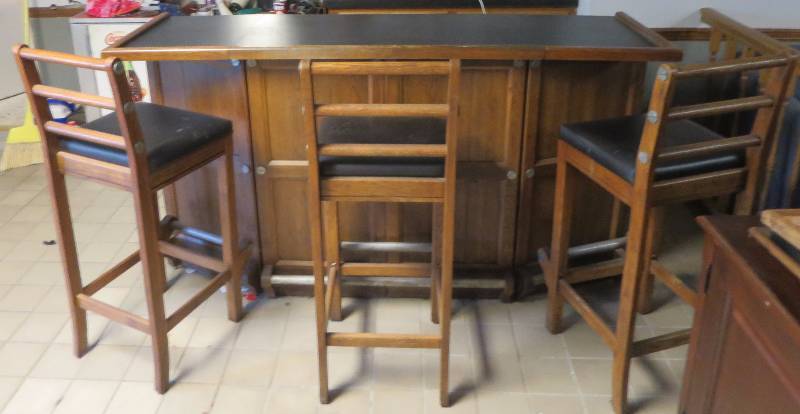 lot 228 image: Man Cave Bar with Barstools