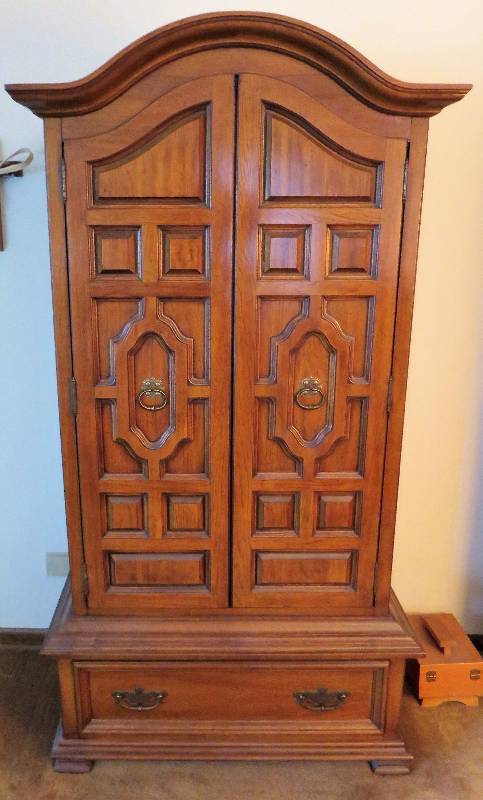 lot 24 image: Gorgeous Armoire