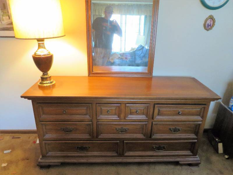 lot 63 image: Nice Chest of Drawers with Mirror