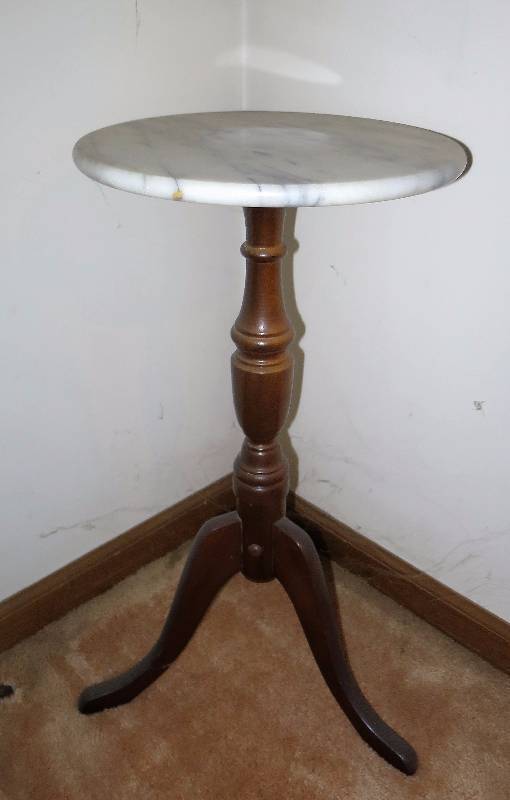 lot 254 image: Round Side Table