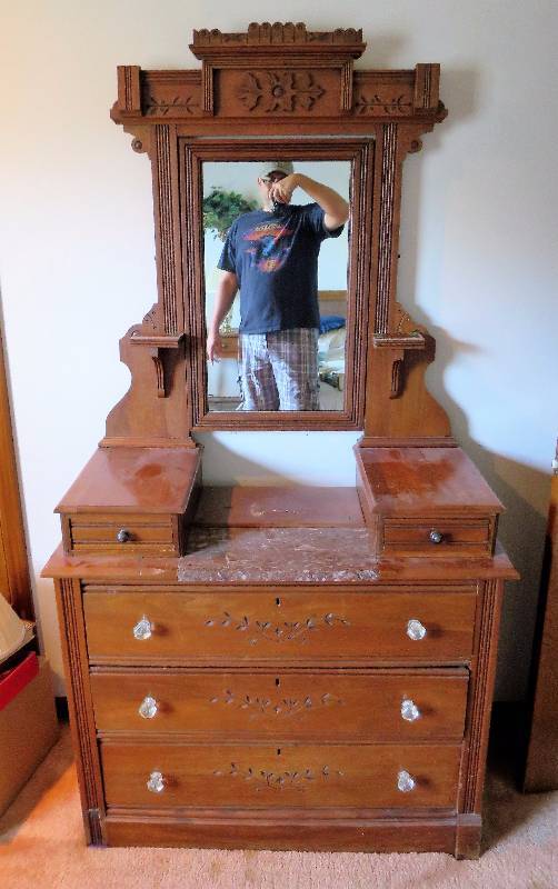 lot 6 image: Beautiful Antique VanityDresser
