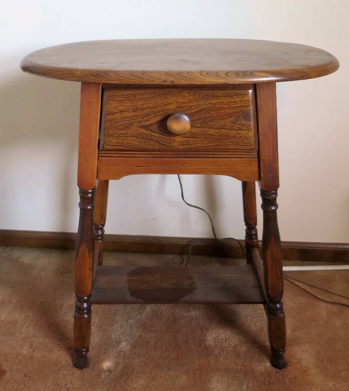 lot 23 image: Nice Side Table