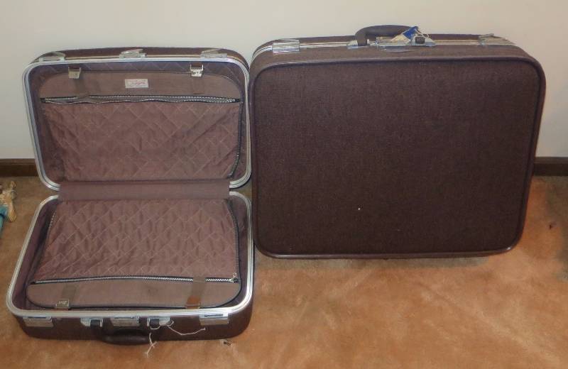 lot 256 image: Pair of Suitcases