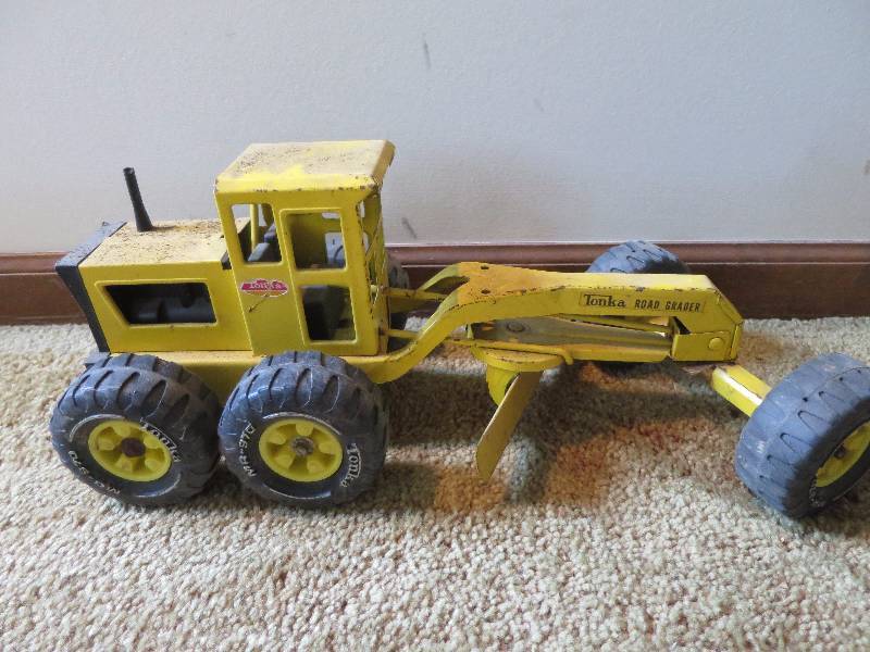 lot 272 image: Metal Tonka Truck