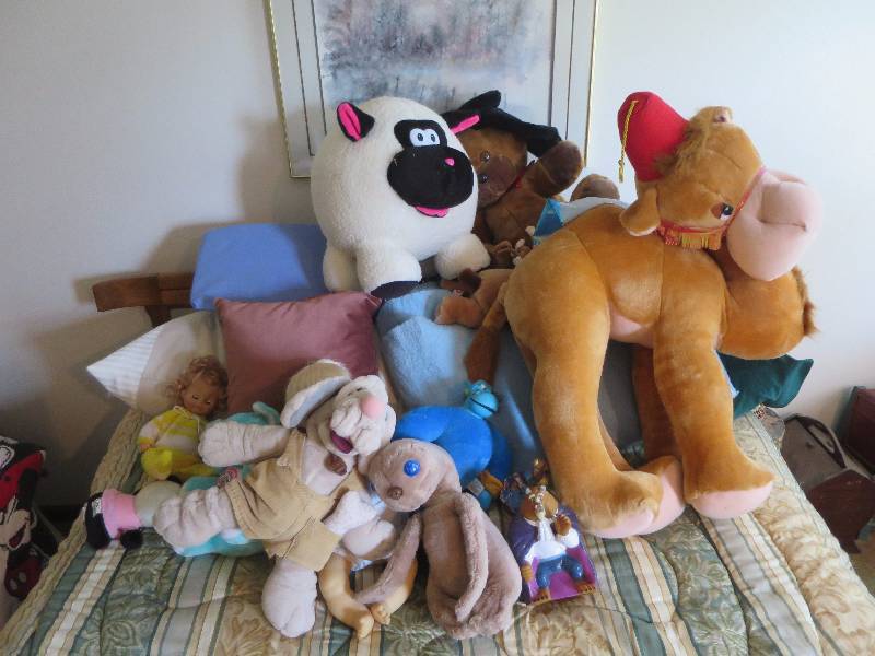 lot 103 image: Large Lot of Stuffed Animals