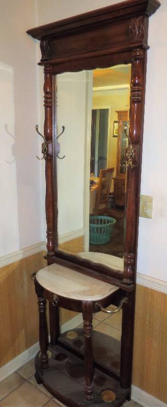 lot 8 image: Coat Rack