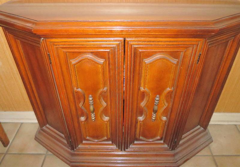 lot 14 image: Entryway Side Table