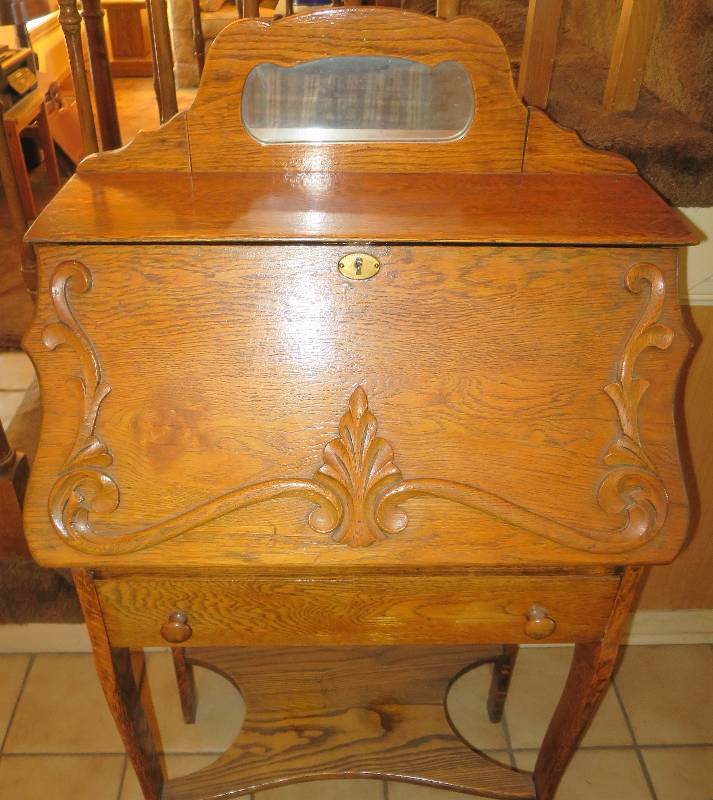 lot 15 image: Antique Desk